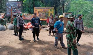 Sinergitas TNI-Polri Dalam Pembangunan Jembatan Gantung di Wilayah Sumedang